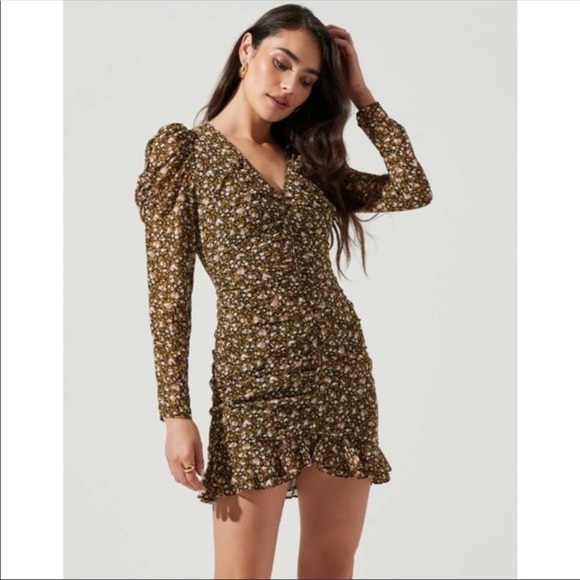 Astr Dresses & Skirts - ASTR The Label Long Sleeve Ruched Center Dress XS NEW